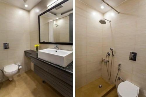 新德里Hotel Majestic JPM - East Of Kailash的一间带水槽、卫生间和镜子的浴室