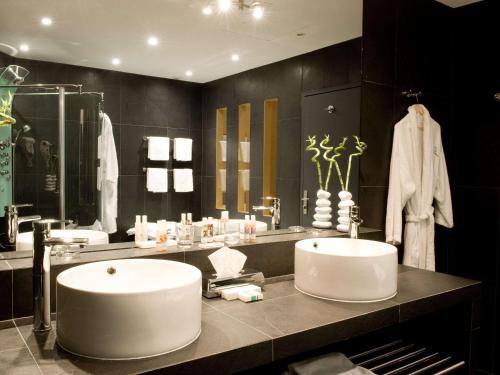 波尔多波尔多夏特龙城堡美居酒店的一间带水槽和大镜子的浴室