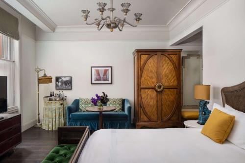 纽约The Beekman, A Thompson Hotel, by Hyatt的一间卧室配有一张床、一把椅子和一张桌子