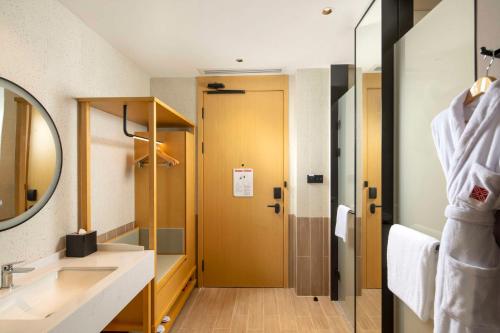 深圳深圳机场怀德希尔顿花园酒店的一间带水槽和镜子的浴室
