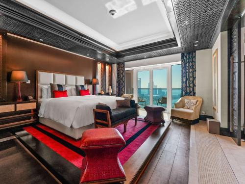 阿布扎比Rixos Marina Abu Dhabi的一间卧室配有一张大床和红色地毯。