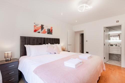 Luxury Three Bedrooms Flat, Coulsdon CR5客房内的一张或多张床位