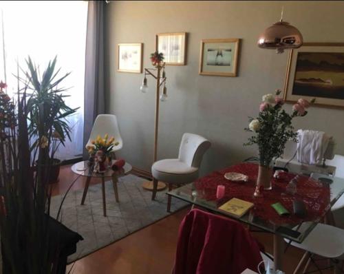 圣地亚哥Luminosa habitacion con baño privado en el centro de Providencia的客厅配有桌椅