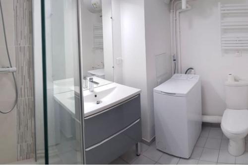 马恩河畔尚Modern Home proche de Disneyland et Paris的白色的浴室设有卫生间和水槽。