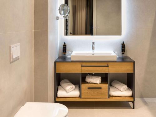 地拉那Mercure Tirana的一间带水槽和镜子的浴室