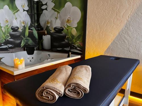 安塔利亚PRIVADO HOTELS的两条毛巾坐在水槽旁边的桌子上