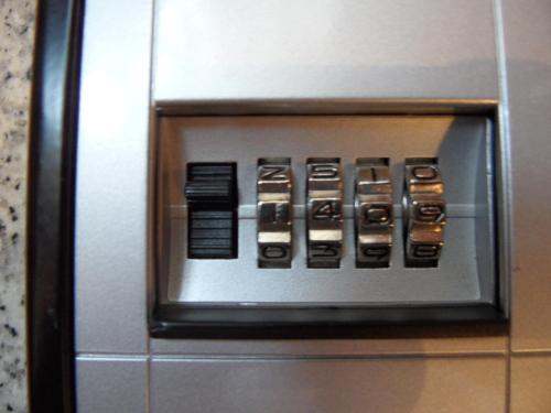 汉诺威Self-Service by Hotel Savoy Hannover的微波炉,上面有控制按钮