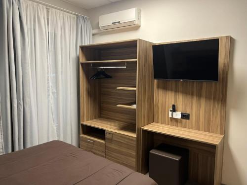 圣雷莫伊斯佩里亚酒店的酒店客房设有电视和床。