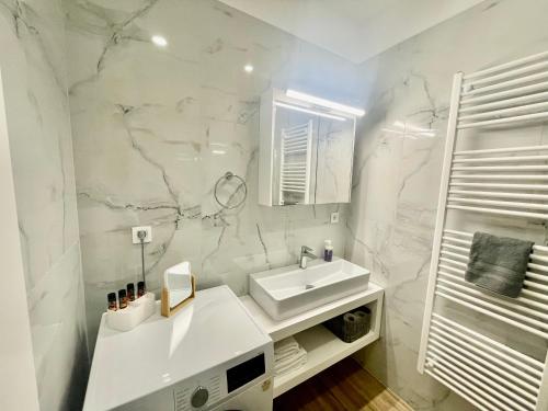 干尼亚Leonidas House的白色的浴室设有水槽和镜子