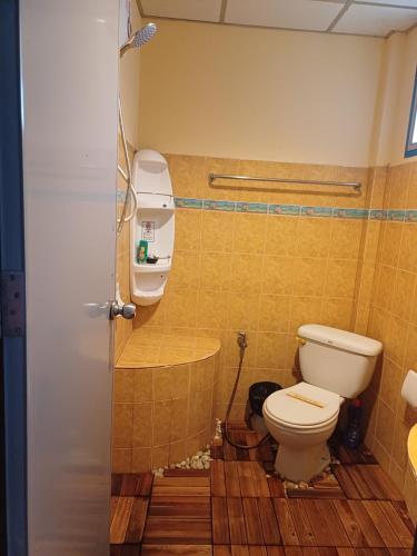 通萨拉Tropicana Khophagan Resort Hotel的一间带卫生间和水槽的浴室