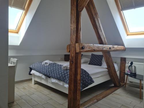 卢布尔雅那AZUR ROOMS LJUBLJANA的阁楼上的卧室配有木制双层床