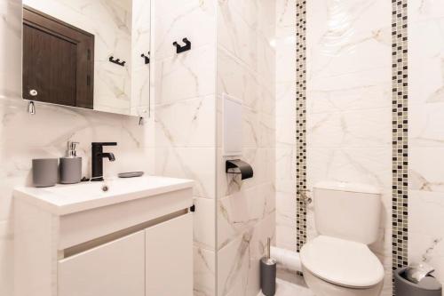 布尔加斯Summer Vibes Apartment的白色的浴室设有卫生间和水槽。