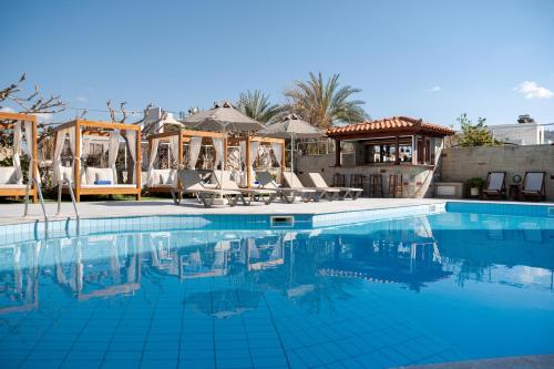 库基尼坎尼奥Dimitra Hotel & Apartments by Omilos Hotels的一个带椅子和遮阳伞的大型游泳池