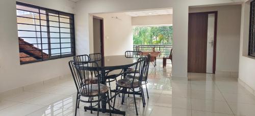 萨格尔Sugamya Farm Guesthouse的一间带桌子和椅子的用餐室