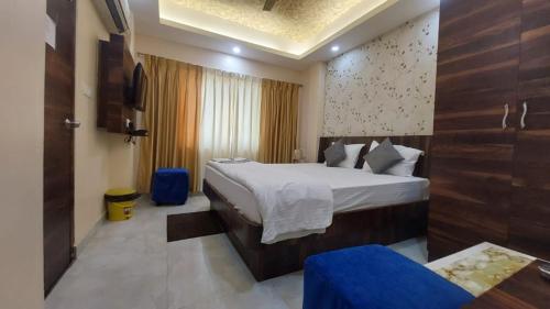 普里Hotel Aradhya Puri Sea View Room - Luxury Stay - Best Hotel in Puri的一间卧室,卧室内配有一张大床