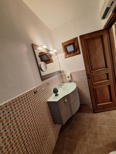 奇尼斯b&b antichi colori的一间带水槽和木门的浴室