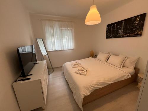 里耶卡Luxe City的一间小卧室,配有一张床和电视