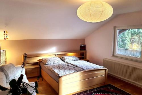 施内贝格山麓普赫贝格CasaLucía - hometel的一间卧室设有一张床和一个窗口