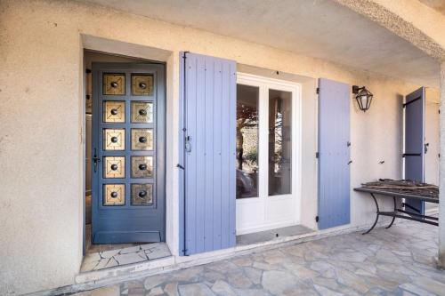 RedessanVILLA KAPETANAKIS的一座带蓝色门的房子的前门