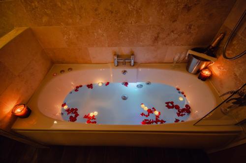 坎特伯雷豪菲尔德庄园酒店的浴缸内装有蜡烛和鲜花