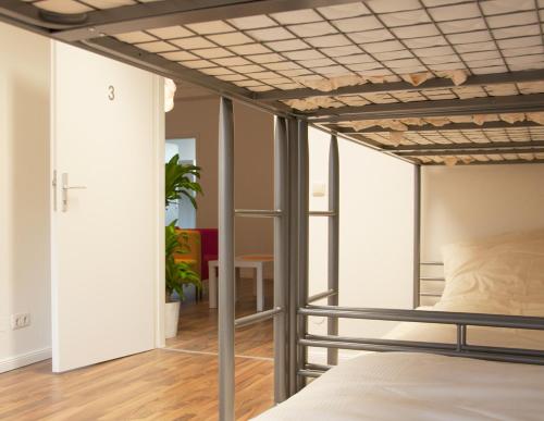 MAC城市旅舍客房内的一张或多张双层床