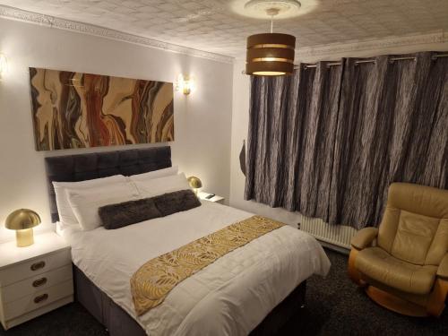 BuckinghamshireSteyn Guest Lodge的一间卧室配有一张床和一把椅子
