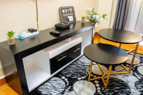内罗毕AirBnB的一张带两把椅子和一张桌子的黑色书桌