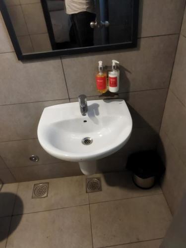 戈勒克布尔Red Chilly B&B的浴室设有白色水槽和镜子