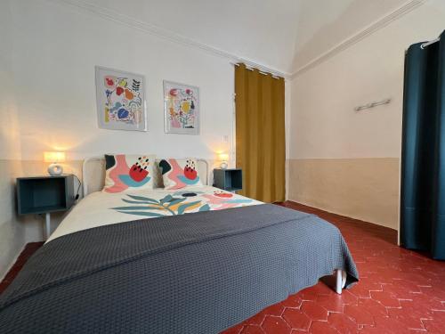 拉让提耶尔Nature & Médiéval, gîte de charme 4 étoiles的一间卧室配有一张带蓝色毯子的大床