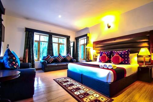 列城Gomang Boutique Hotel的一间卧室配有一张大床和一张沙发