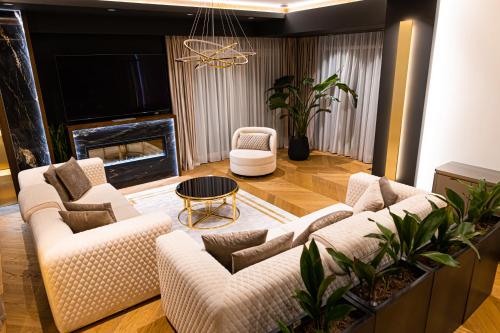 苏恰瓦Deluxe Aparthotel MARWELL RESIDENCE的带沙发和壁炉的客厅