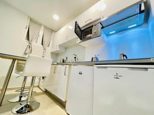 马德里MADRID CENTRO的厨房配有白色橱柜和台面