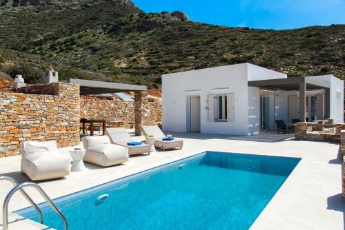卡马莱Filadaki Villas的一座带游泳池和房子的别墅