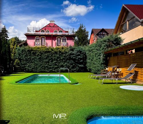 埃格尔森特伊什特万酒店的庭院中带游泳池的房子