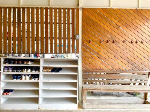 小琉球岛小琉球乐屿日出民宿的木墙前的长凳,带鞋
