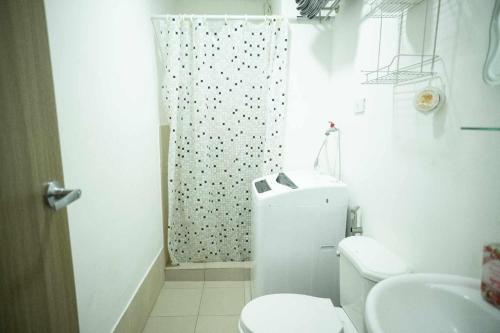 特雷塞马蒂雷斯Cozy Belle Suite Relaxing Place at SMDC Hope Residences的白色的浴室设有卫生间和淋浴。