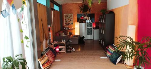 阿雷西费Nirvana Yoga Center的走廊设有厨房和客厅