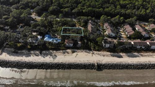 杰基尔岛OCEAN RETREAT home的享有海滩空中美景,设有房屋和公寓