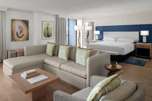 克利尔沃特Sheraton Sand Key Resort的客厅配有沙发和1张床
