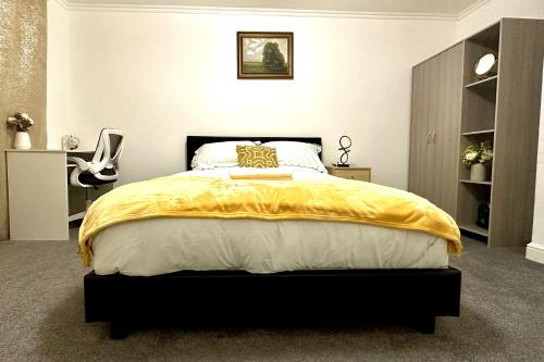 诺丁汉Comfy Room in Nottingham的一间卧室配有一张黄色毯子床