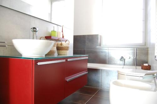 CastellʼAlferoMonferrato Asti-luminosa villa的一间带红色橱柜和水槽的浴室