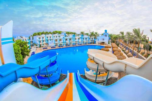 赫尔格达شاليه داخل ميراج اكوا بارك的度假酒店的游泳池设有水滑梯