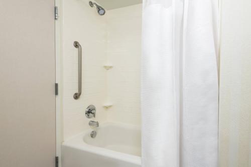 奇克托瓦加费尔菲尔德套房酒店 - 布法罗机场的一间带白色淋浴帘的浴室