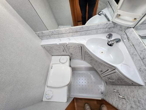 利赫滕福德Ruime caravan op gezellige minicamping的一间带水槽和卫生间的浴室