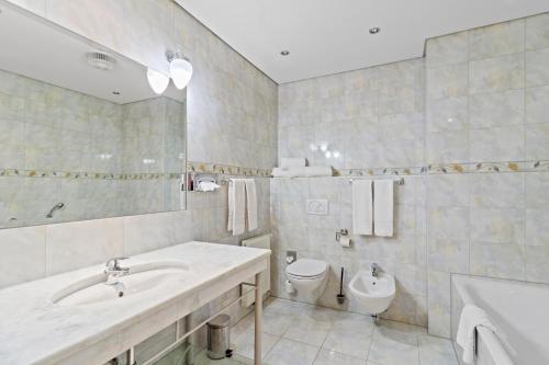 维也纳希尔德酒店的一间带水槽和卫生间的浴室