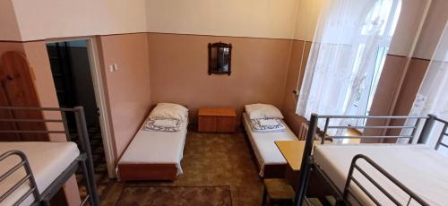普热梅希尔PTSM乡村青年旅馆的客房设有两张双层床和一扇窗户。