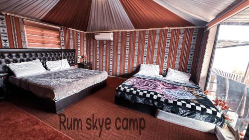 瓦迪拉姆Rum Skye camp的一间卧室,配有两张床