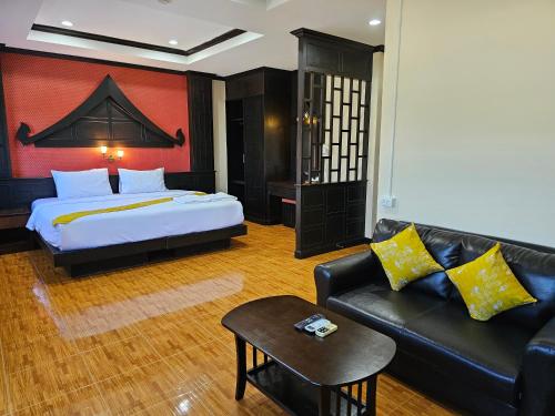 芭东海滩Nanai 2 Residence Patong Phuket的酒店客房,配有床和沙发