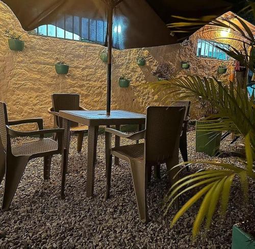 圣希尔Hotel La Reserva的庭院里配有桌椅和遮阳伞