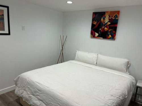 范奈斯Private 1bedroom & 1bathroom home perfect for 2+ near Universal studio的卧室配有一张白色床,墙上挂有绘画作品